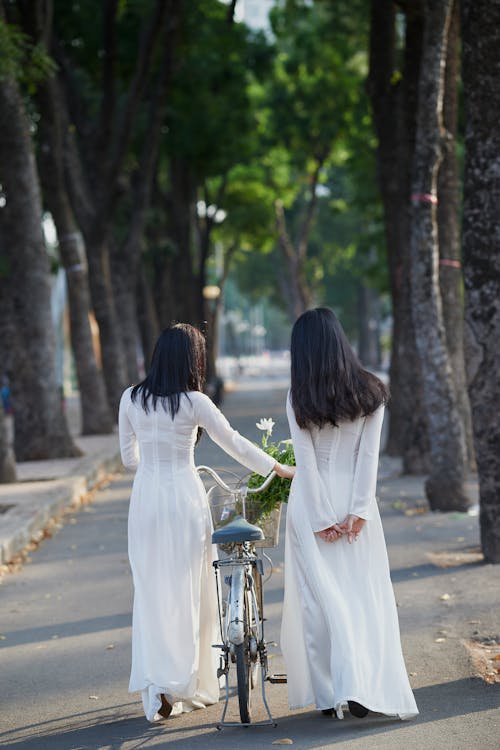 Darmowe zdjęcie z galerii z białe sukienki, chodzenie, długie włosy