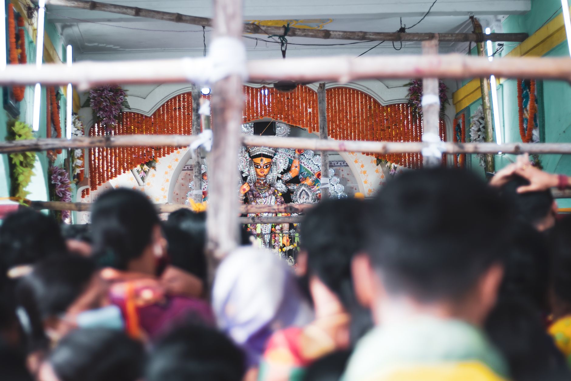 সম্প্রীতির বার্তা নিয়ে মন্দির প্রাঙ্গণে সমাবেশের দৃশ্য