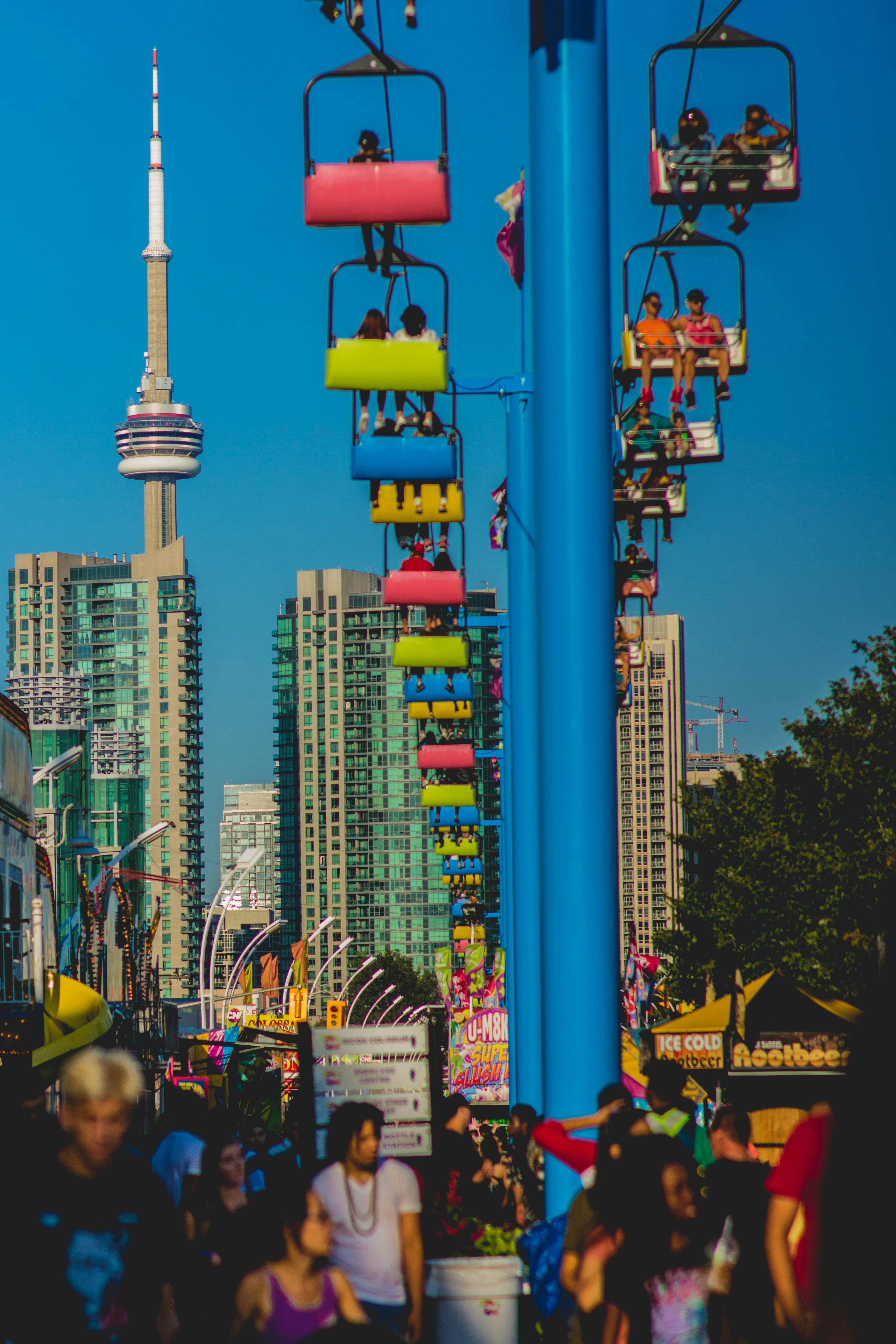 热闹的城市景观中，五颜六色的缆车与熙熙攘攘的人群交织在一起