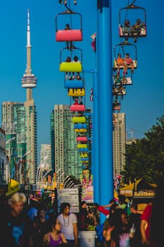 热闹的城市景观中，五颜六色的缆车与熙熙攘攘的人群交织在一起