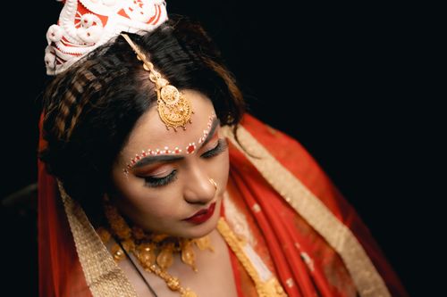 Free Stunning portrait of an Indian bride in traditional attire with exquisite jewelry, captured in Kolkata. Stock Photo