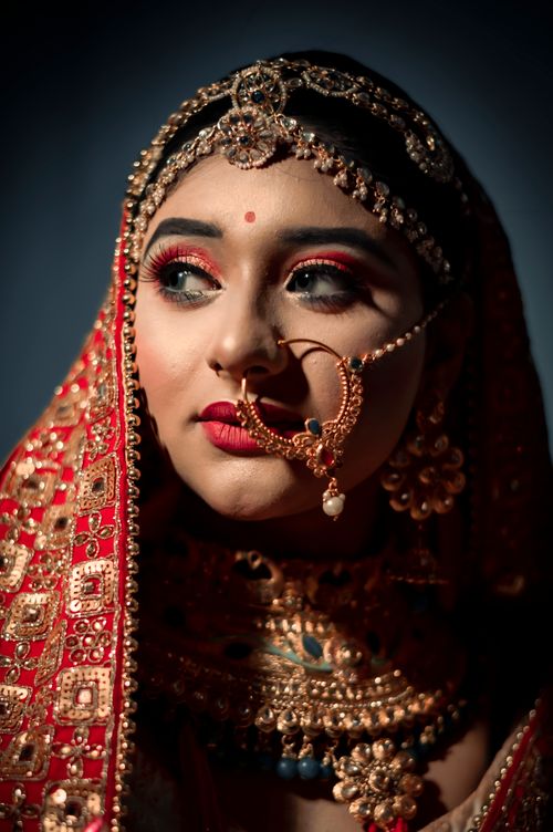 Free Stunning portrait of an Indian bride in vibrant traditional jewelry and attire. Stock Photo