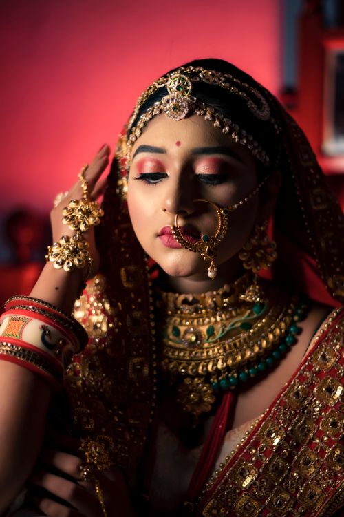 Free Close-up of a traditional Indian bride in ornate attire, Kolkata. Stock Photo