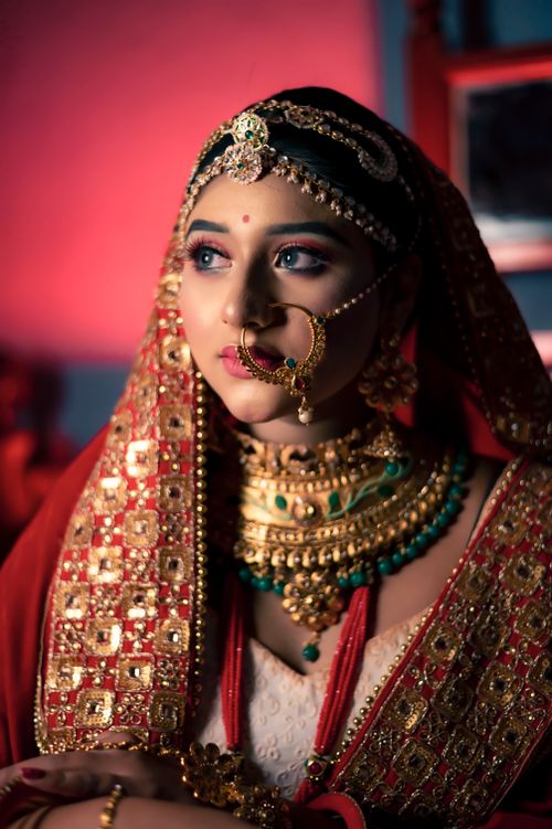 Free A stunning portrait of an Indian bride adorned in traditional bridal jewelry and attire, showcasing cultural beauty. Stock Photo