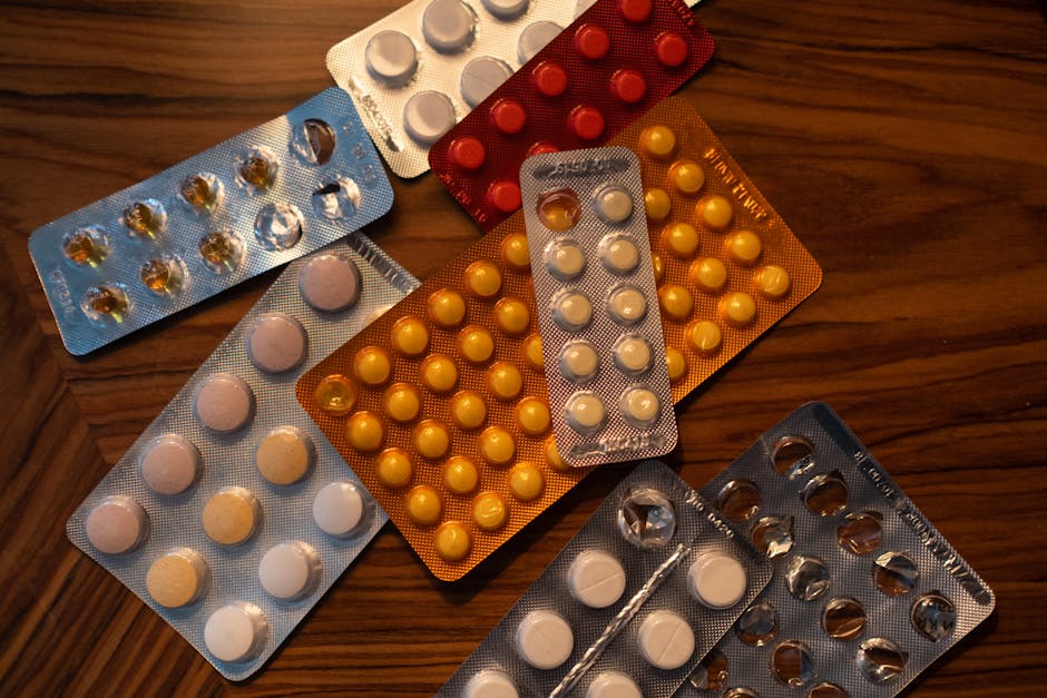 Vari tipi di pillole sul tavolo