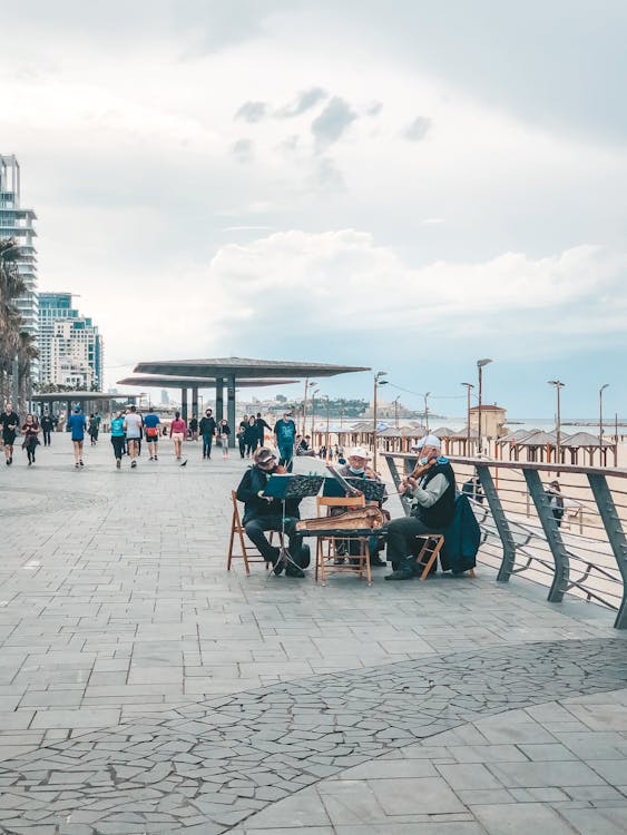 beton kaldırım, binalar, deniz kenarı içeren Ücretsiz stok fotoğraf