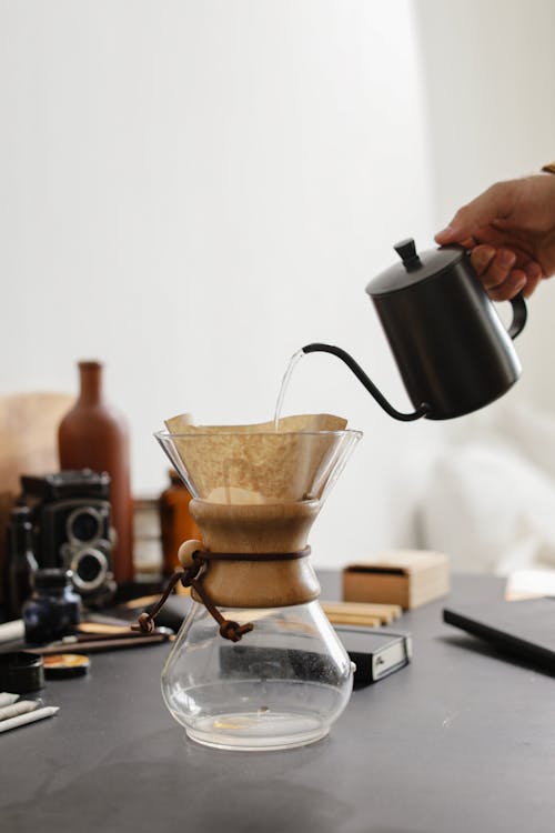倒水, 咖啡壺, 咖啡過濾器 的 免費圖庫相片