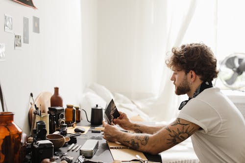 Foto profissional grátis de ambiente de trabalho, barba, dentro de casa