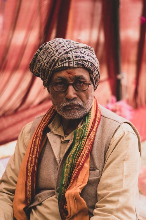 Free Elderly man in traditional attire and turban, conveying wisdom and cultural heritage. Stock Photo