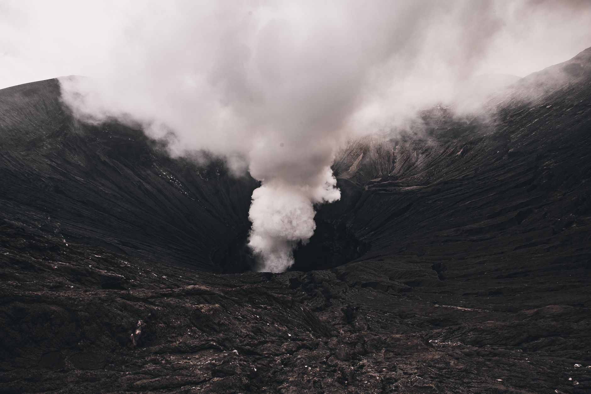 Fenomena Blue Fire Menyebabkan Penurunan Kunjungan Wisatawan di Gunung Papandayan
