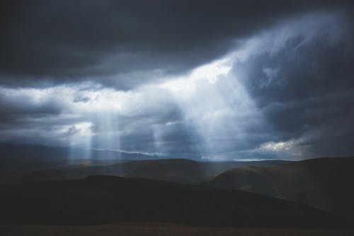 免費 多雲的天空, 太陽光束, 山峰 的 免費圖庫相片 圖庫相片