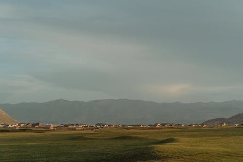 Kostenloses Stock Foto zu bäume, bergketten, düsterer himmel