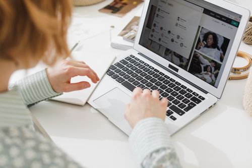 Free A person working remotely on a laptop in a modern, creative home office environment. Stock Photo