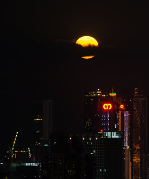 Ilmainen kuvapankkikuva tunnisteilla kaupunki yöllä, kirkas, kuu tausta