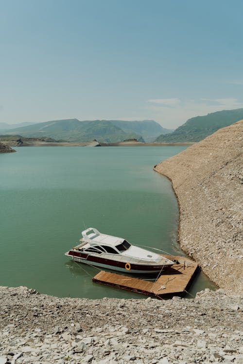 Kostenloses Stock Foto zu boot, reservoir, vertikaler schuss