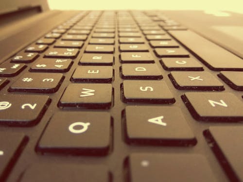 bilgisayar klavyesi, dell, dizüstü bilgisayar içeren Ücretsiz stok fotoğraf