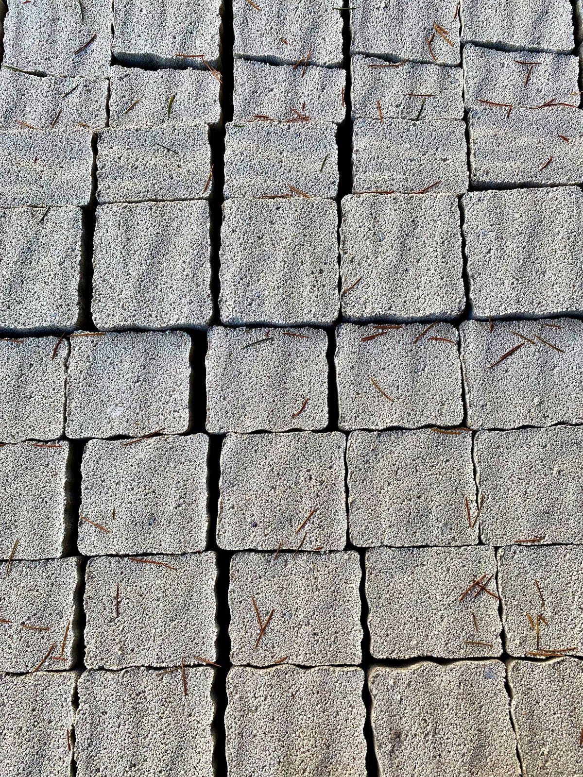 Blocos de betão alinhados para obra