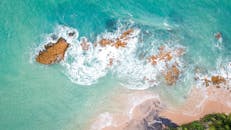 巴西海滩绿松石水域和岩石海岸线的空中拍摄令人惊叹