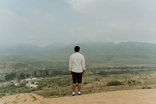 adam, ayakta, dikey atış içeren Ücretsiz stok fotoğraf