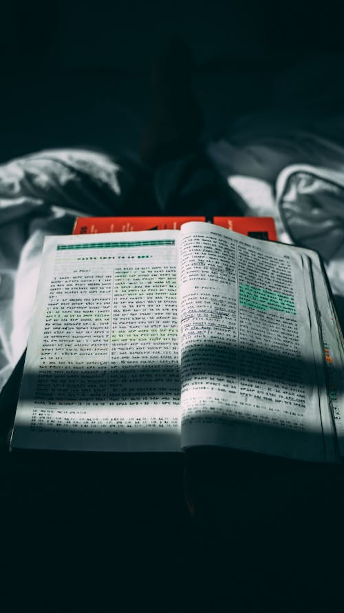 бесплатная Бесплатное стоковое фото с Библия, бумага, вертикальный выстрел Стоковое фото