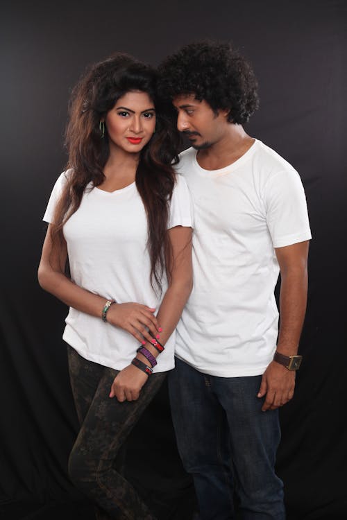 Gratis Hombre Y Mujer Vistiendo Camisetas Blancas Con Cuello Redondo Foto de stock