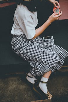 在越南河内，一个女孩在户外玩手持游戏