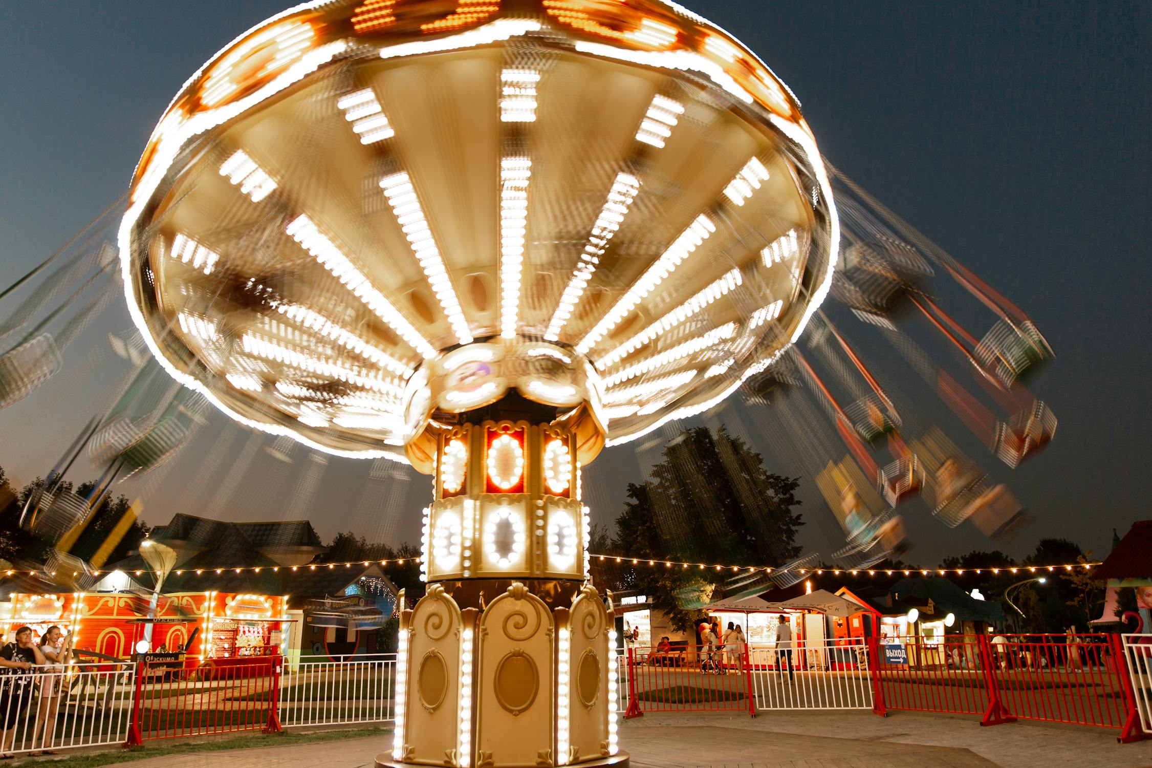 Long Exposure Shot of Chain Swing Ride · Free Stock Photo