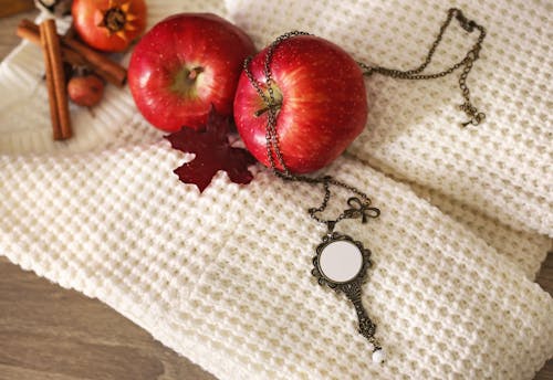 Free elmalar, kapatmak, kolye içeren Ücretsiz stok fotoğraf Stock Photo