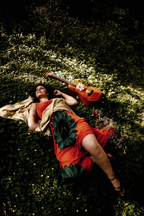 Foto de stock gratuita sobre acostado, adulto, al aire libre, bosque, fondo de la naturaleza, fondo de pantalla de bosque oscuro, fondo del bosque, guitarra acústica, hermosa flor, hermosa naturaleza, luz del Foto de stock gratuita sobre acostado, adulto, al aire libre, bosque, fondo de la naturaleza, fondo de pantalla de bosque oscuro, fondo del bosque, guitarra acústica, hermosa flor, hermosa naturaleza, luz del