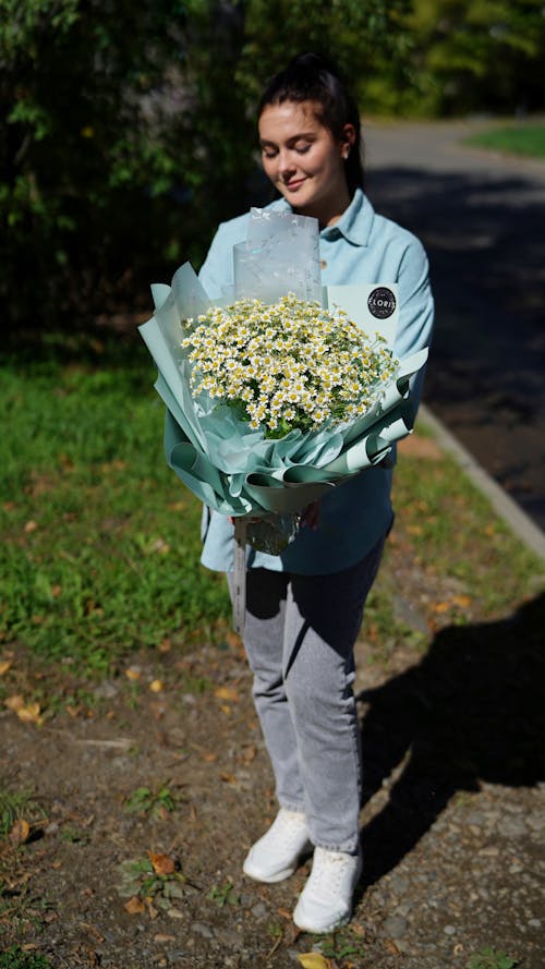 Bezpłatne Darmowe zdjęcie z galerii z białe kwiaty, kobieta, kompozycja kwiatowa Zdjęcie z galerii