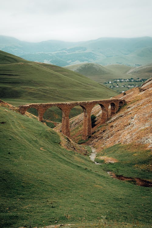 Gratis arkivbilde med aserbajdsjan, bro, grønne fjell