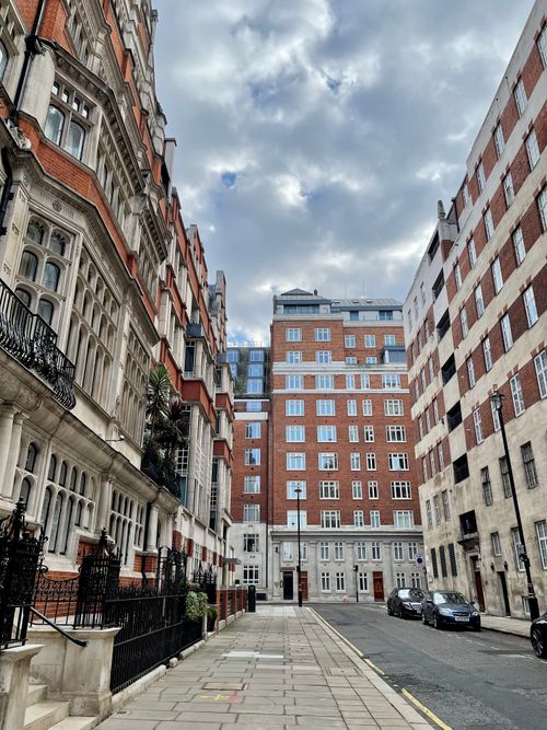 Free Charming view of Edwardian-style apartment buildings on a quiet London street. Perfect for urban life themes. Stock Photo