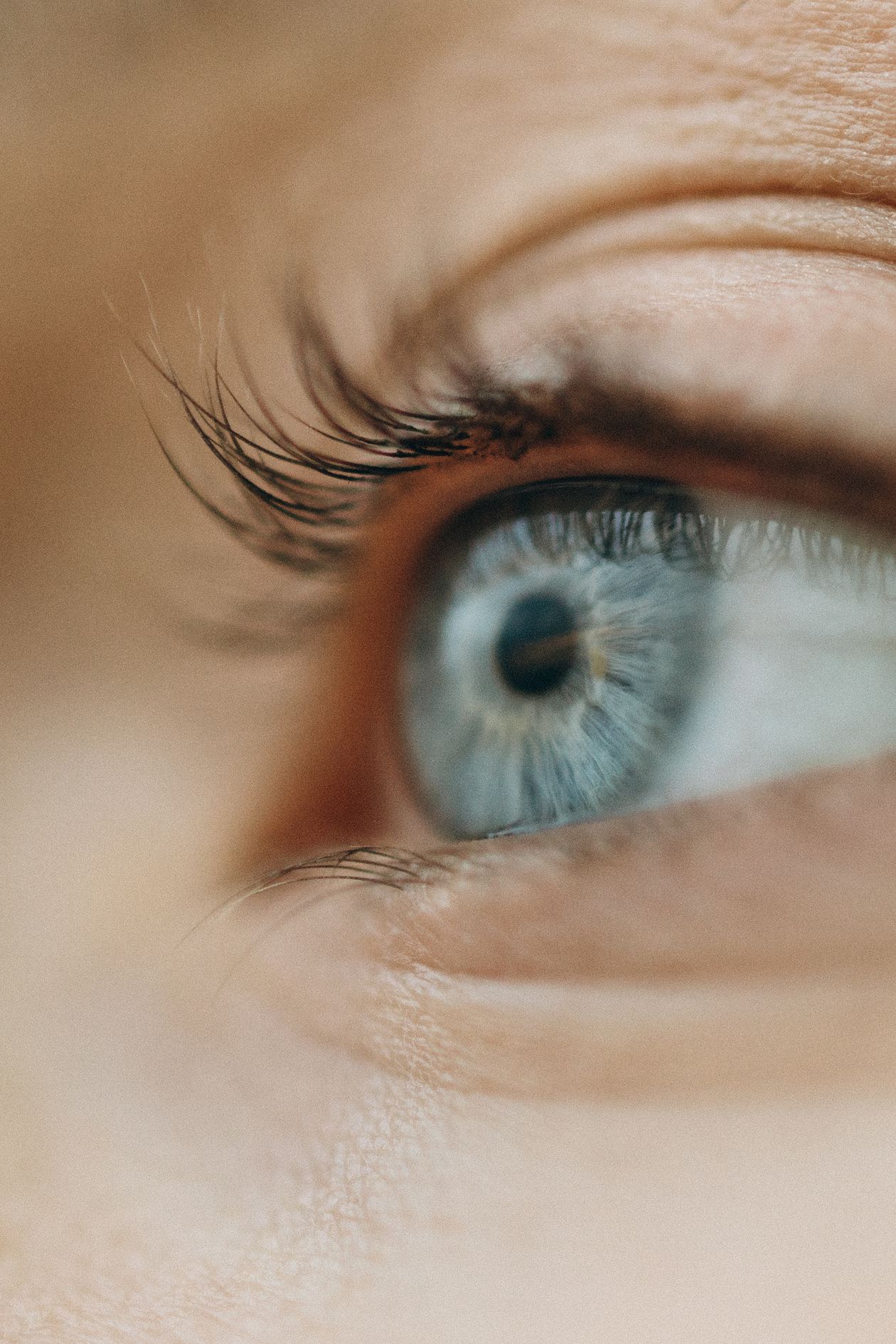 Examen ophtalmologique de l'oeil avant bilan pré-opératoire de chirurgie réfractive à Paris