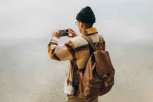 Fotobanka s bezplatnými fotkami na tému batoh, človek, mobilný telefón