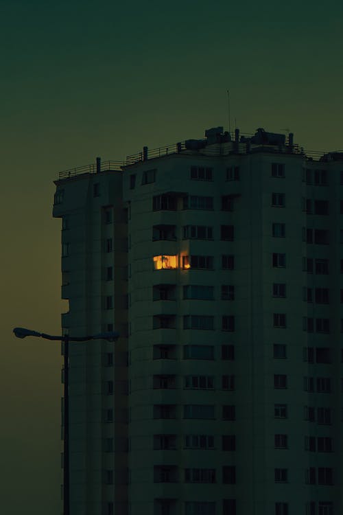 Photos gratuites de Ciel sombre, immeuble d'appartements, la nuit