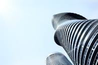 位于安大略省密西沙加、采用弯曲设计的未来派现代摩天大楼