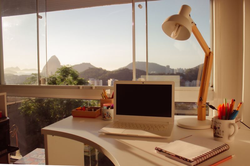 Portátil abierto con vistas a la montaña, trabajo de análisis