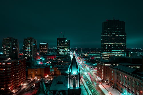 游戏中时光倒流的夜间城市照片