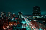 安大略省伦敦市中心的空中夜景令人惊叹，充满活力的光径与照明建筑交相辉映