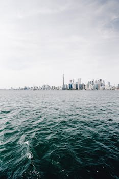 从安大略湖望去，可以看见标志性的加拿大国家电视塔和多伦多天际线的壮丽景色