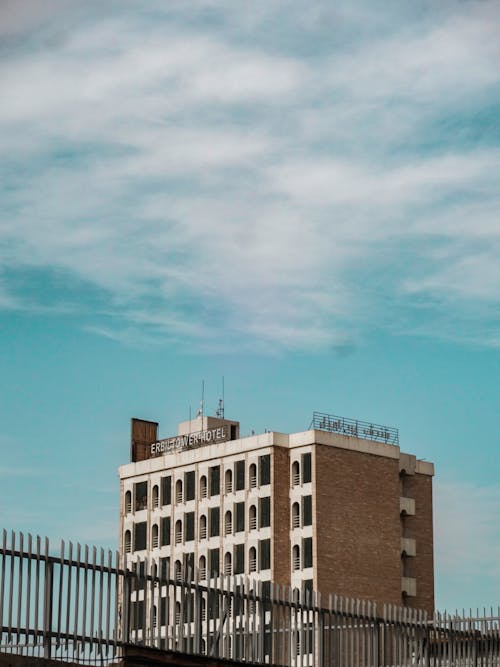 Kostenloses Stock Foto zu beton, blauer himmel, braun