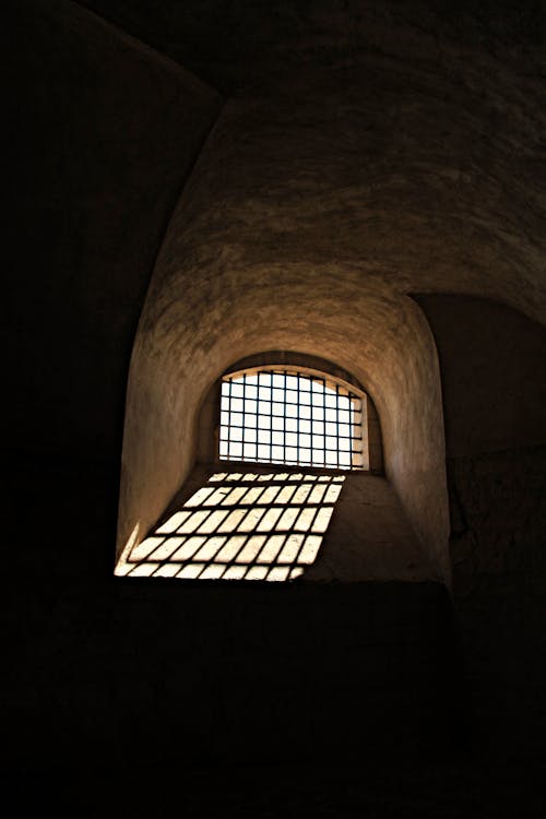 Darmowe zdjęcie z galerii z bary, ciemność, okna
