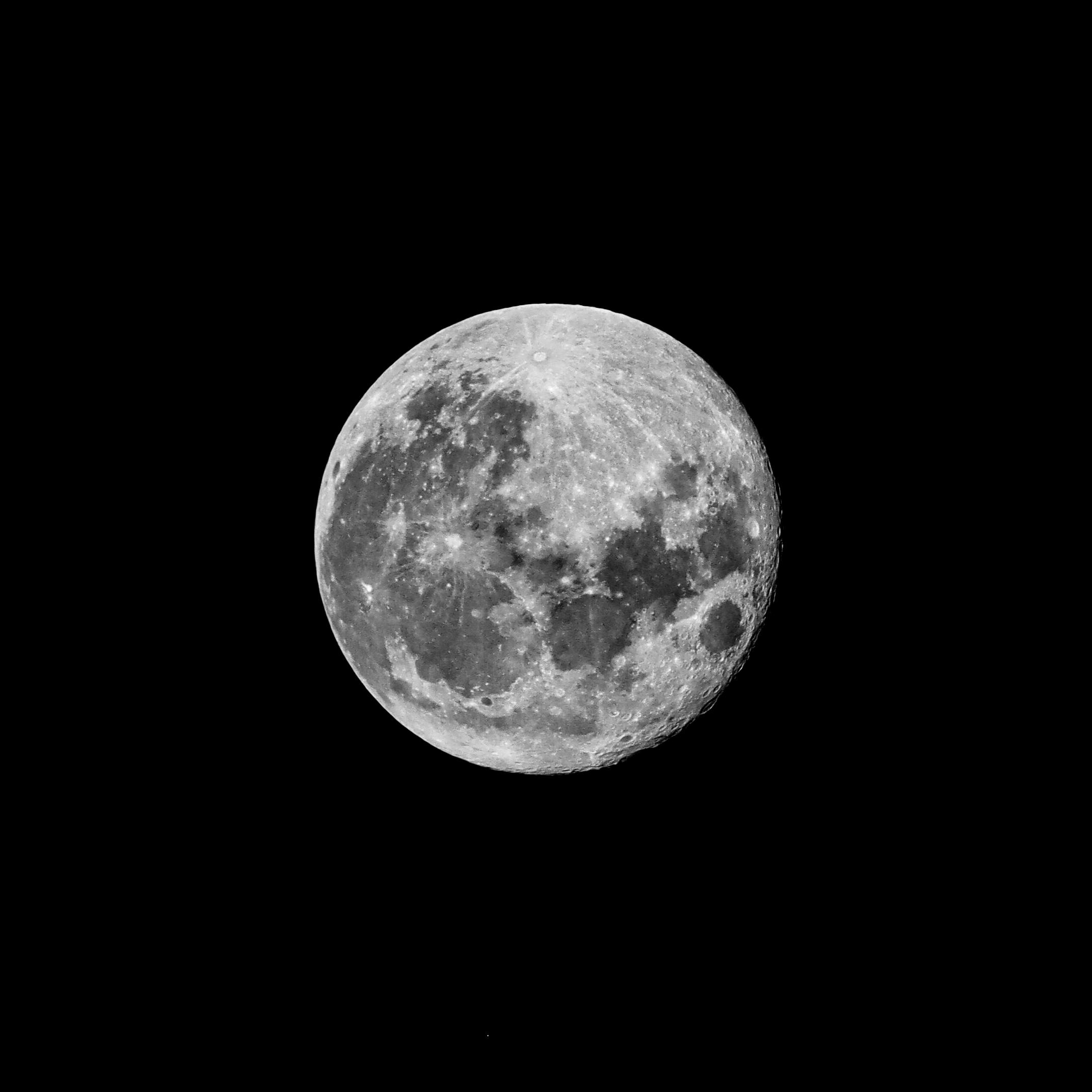 Mặt trăng đầy đủ trên nền đen thật đẹp lung linh và ấn tượng. Ngắm nhìn những chi tiết đầy sắc nét và tuyệt vời trên bề mặt trăng, cùng những ánh sáng lung linh phản chiếu trên đó, ta như được đắm mình trong không gian bát ngát và đầy cảm xúc.