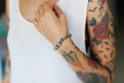 Foto profissional grátis de arte, bracelete, braço humano