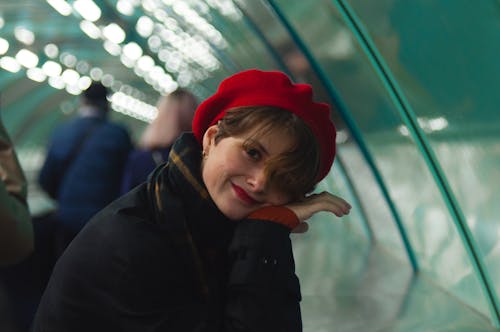 Darmowe zdjęcie z galerii z beret, brązowe włosy, czerwony beret