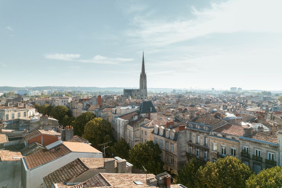 Fotomural Vista aérea de Burdeos, Francia, con techos arquitectónicos y la icónica aguja de la iglesia.