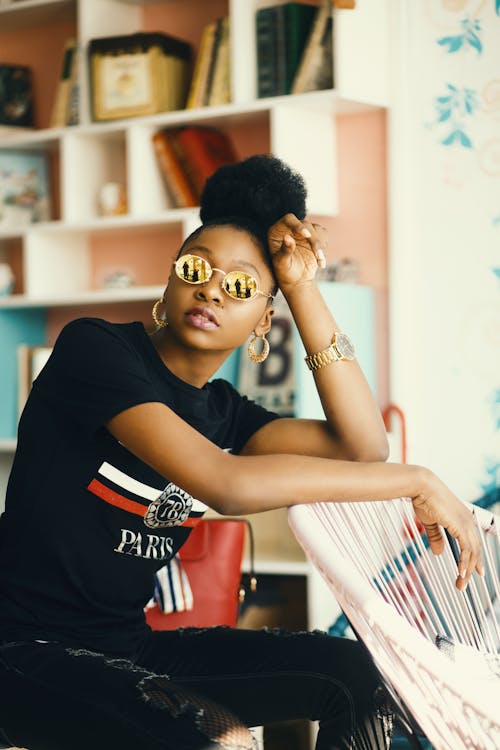 Gratis lagerfoto af afroamerikansk kvinde, ansigtsudtryk, armbåndsur Lagerfoto