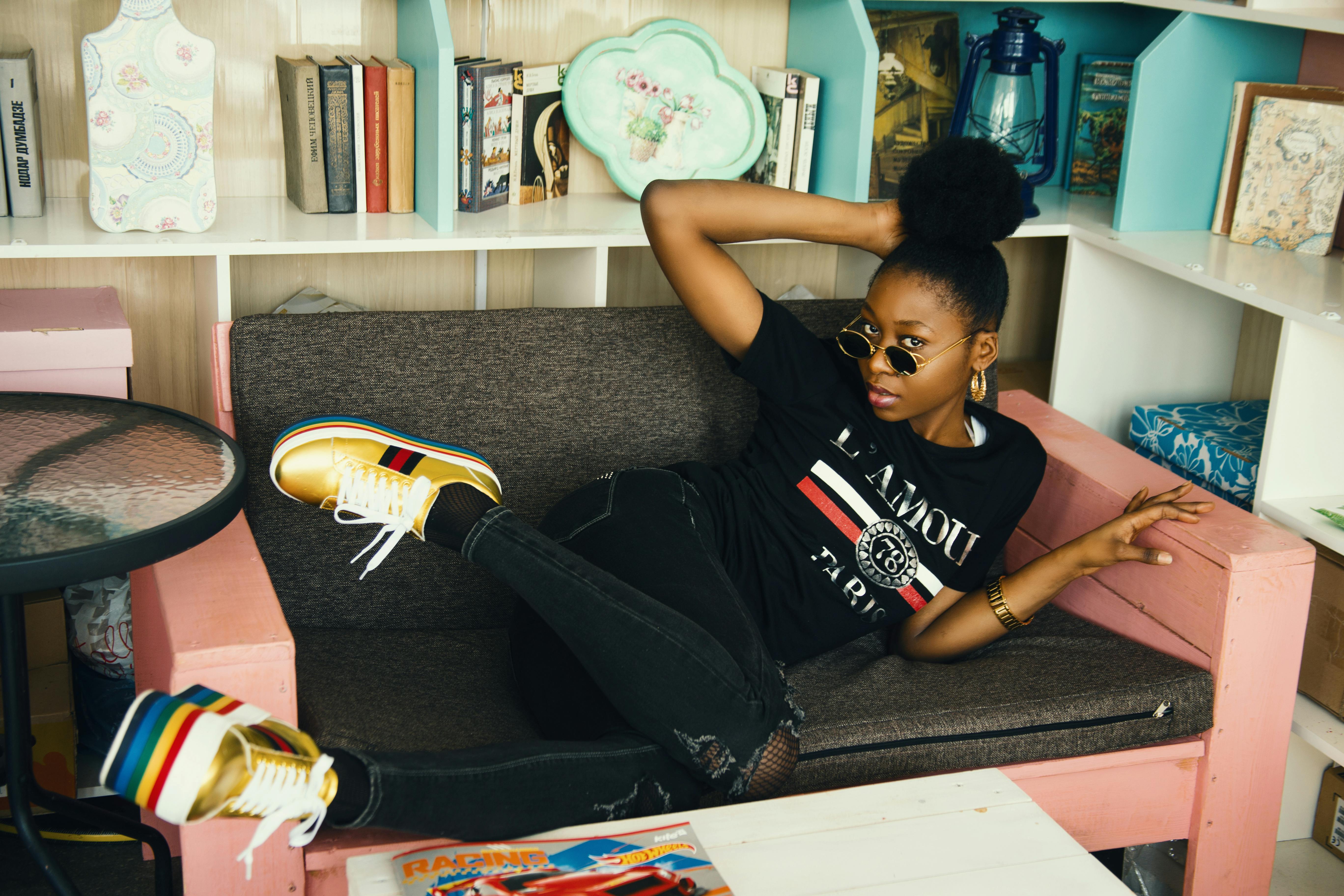 gratis Foto Van Vrouw Liggend Op De Bank Stockfoto