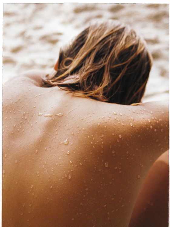 Gratis Espalda Mojada De Una Persona En La Playa Foto de stock