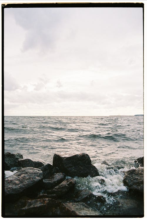 Безкоштовне стокове фото на тему «берег, вертикальні постріл, вода»